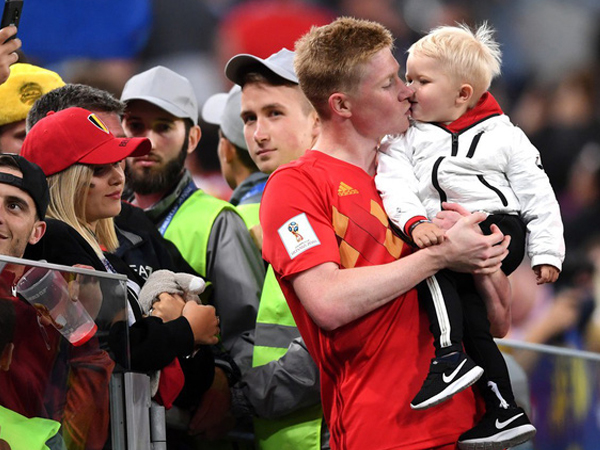 Sao tuyển Bỉ bình yên hôn con trai, dù thất bại trước cửa chung kết World Cup