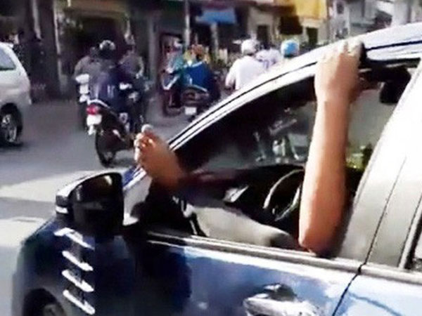 Tài xế gác chân lên cửa ô tô, phóng vun vút trên đường