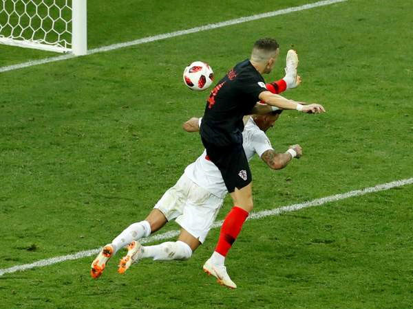 Bàn thắng của Perisic gây tranh cãi vì tung chân cao qua đầu Walker