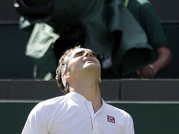 Bỏ lỡ điểm match, Federer dừng bước ở tứ kết Wimbledon