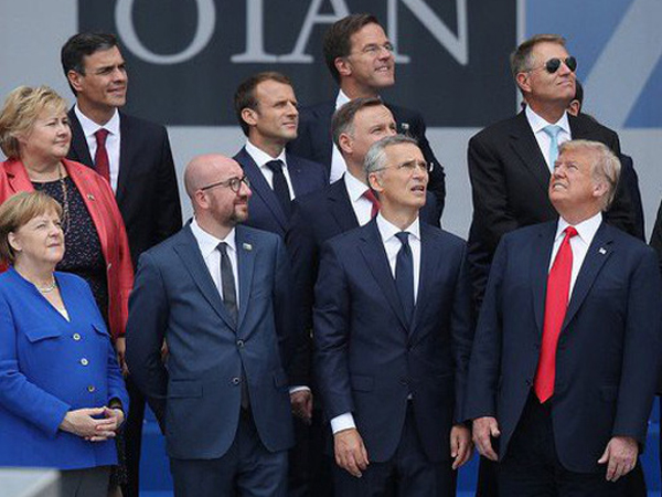 Bức ảnh Tổng thống Trump chụp cùng các lãnh đạo NATO gây sốt