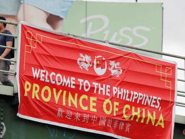 Dân Philippines giận đùng đùng vì các băng rôn 'Philippines là tỉnh của Trung Quốc'