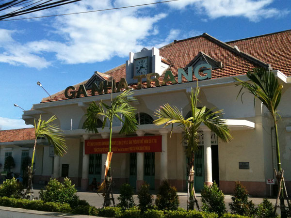 Hai tàu lửa lại suýt tông nhau ở ga Nha Trang
