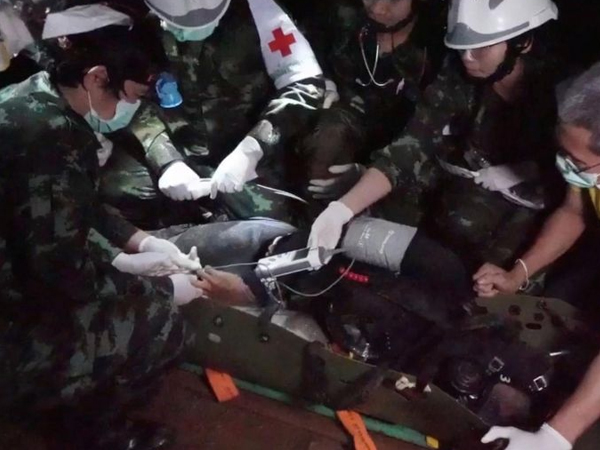 Hé lộ cách đưa đội bóng Thái Lan thoát khỏi hang
