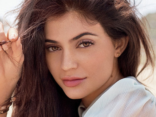 Kylie Jenner kiếm 900 triệu USD từ mỹ phẩm bình dân thần tốc thế nào?