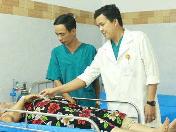 Nuốt cơm trắng chữa dị vật ở cổ, người phụ nữ suýt mất mạng