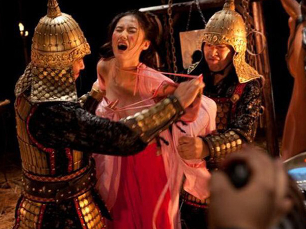 Sự thật ám ảnh về thủ cung sa, thủ thuật kiểm tra trinh tiết của phụ nữ thời xưa