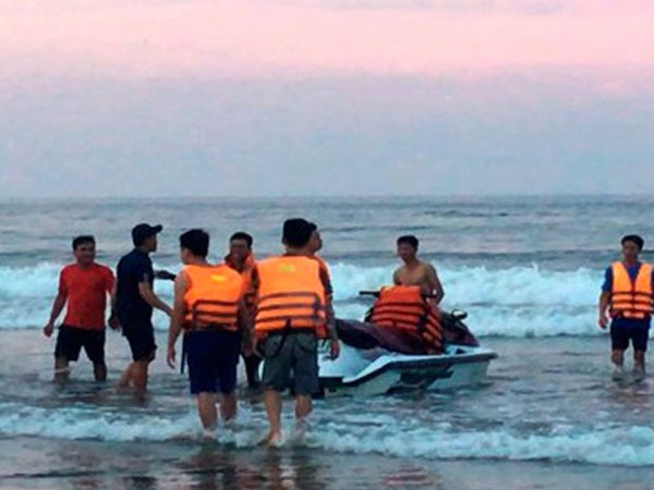 Thanh Hóa: Sóng đánh lật phao, cuốn trôi 4 người khi tắm biển