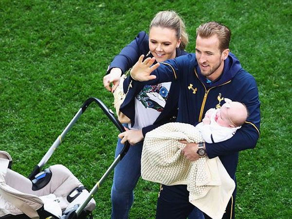 Tình yêu của Harry Kane: Cô gái bên bạn năm 11 tuổi nay đã là vợ