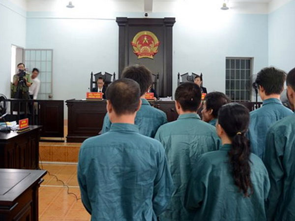 Video: Nhóm người đập phá trụ sở tỉnh Bình Thuận lĩnh án tù
