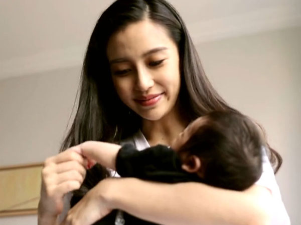 Angelababy bị tố hách dịch, tự ý kiểm tra điện thoại của mọi người
