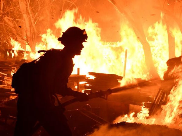 Ảnh: Cháy rừng khủng khiếp 'nhấn chìm' California trong biển lửa