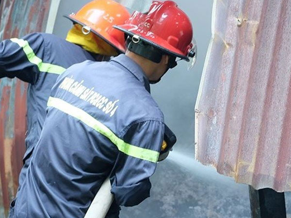 'Bà hỏa' thiêu rụi xưởng vải và ô tô 'xịn'