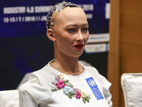 Cận cảnh robot Sophia mặc áo dài trò chuyện ở Việt Nam