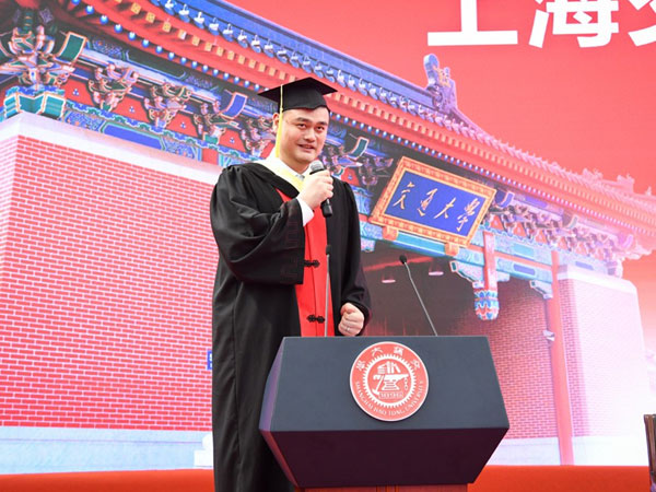 'Chàng trai meme' Yao Ming cuối cùng cũng tốt nghiệp đại học ở tuổi 38 sau 7 năm dùi mài kinh sử