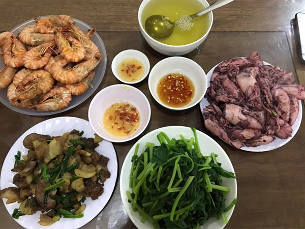 Đi du lịch Đà Nẵng, mẹ trẻ vẫn đều đặn 6h dậy đi chợ nấu cơm khiến chị em tranh cãi kịch liệt
