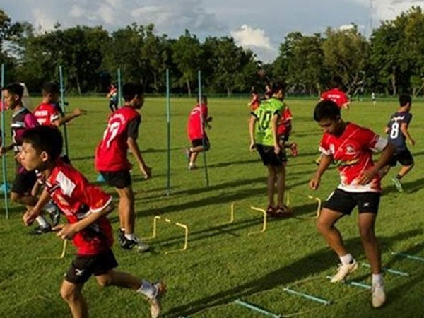 Đội bóng Lợn Hoang luyện tập trở lại sau khi 12 người bạn được giải cứu