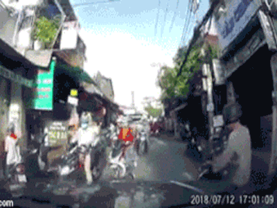 Giơ 'ngón tay thối' với ô tô, thanh niên bị húc văng ra đường trước khi nhận điều tệ hơn