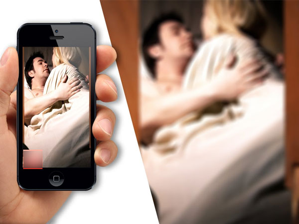 Gọi video cho chồng bắt gặp cô gái không mặc gì, vợ lên mạng kể chuyện khiến ai cũng sốc