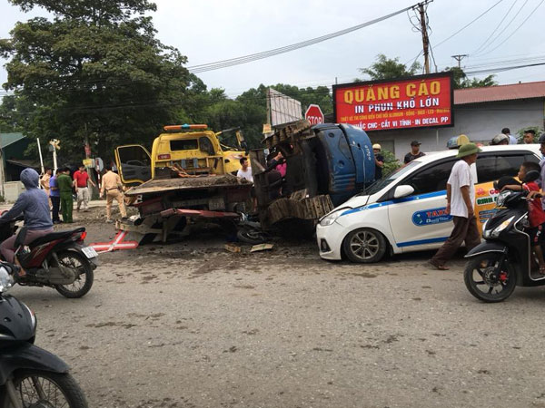 Hưng Yên: Tai nạn tàu hỏa khiến nhiều phương tiện giao thông hư hỏng nặng