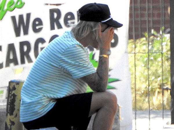 Justin Bieber bỗng ôm mặt căng thẳng trên phố và xóa clip về vợ sắp cưới trên mạng