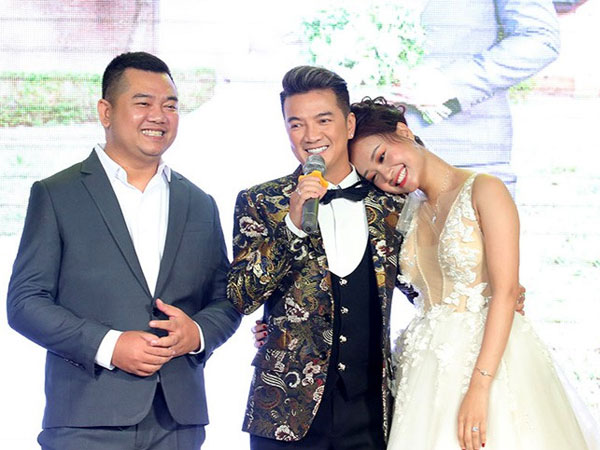 Mr Đàm cùng dàn nghệ sĩ đến chúc mừng đám cưới của Hà Thúy Anh với quản lý sau 3 năm yêu