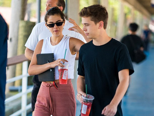 Sự thật về mối quan hệ của Selena Gomez với 'bạn trai tin đồn' trông giống Brooklyn Beckham