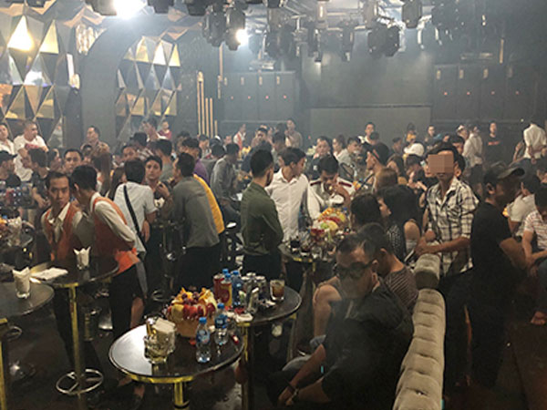 Trăm cảnh sát đột kích quán bar trên tầng 5 khách sạn ở Sài Gòn