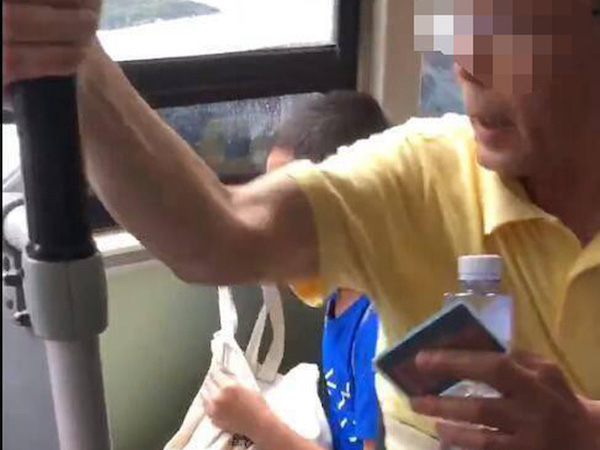 Tranh giành ghế với trẻ nhỏ trên xe bus, người đàn ông lớn tuổi khiến hành khách phẫn nộ