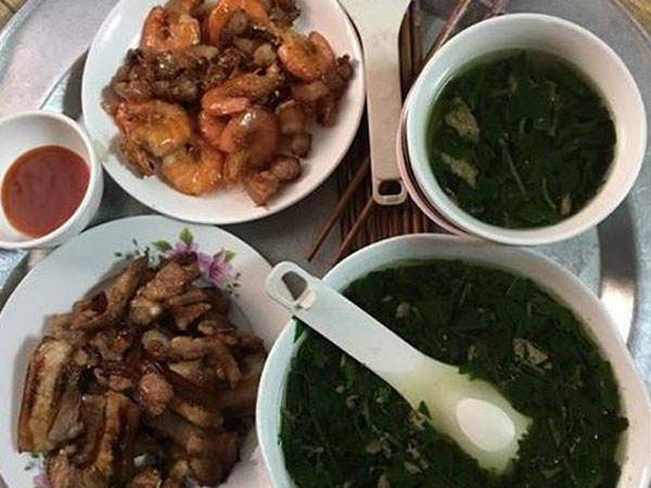 Vợ nấu cho bữa cơm tôm thịt đủ cả, chồng chỉ ăn một bát rồi buông lời 'cay đắng'