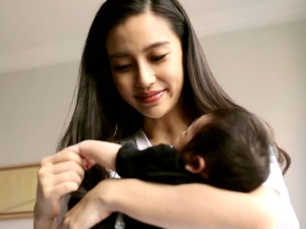 Angela Baby giật điện thoại của người khác trong nhà hàng, đòi kiểm tra vì sợ con trai bị chụp lén