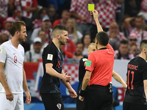 Cầu thủ Croatia nhận 2 thẻ vàng vẫn thi đấu trên sân?
