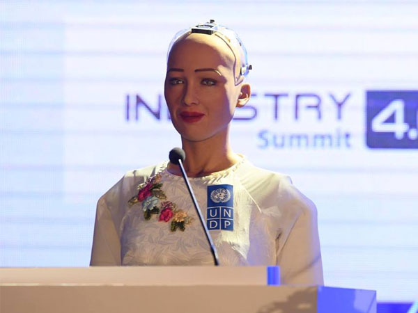 Giám đốc AI Facebook: 'Robot Sophia chỉ là trò lừa bịp'