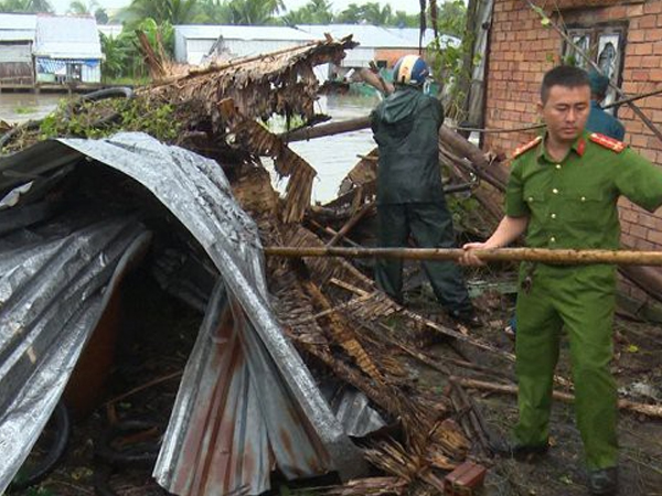 Lốc xoáy lúc rạng sáng, 10 căn nhà tại Hậu Giang sập và tốc mái