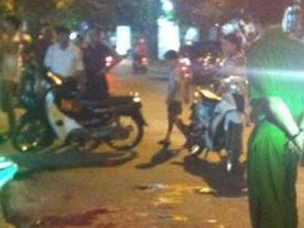 Mâu thuẫn gia đình, con tát mẹ và chém cậu trọng thương