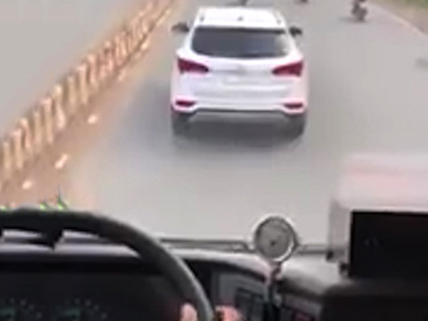 Tài xế cản trở xe cứu hỏa bị tước giấy phép lái trong 2 tháng