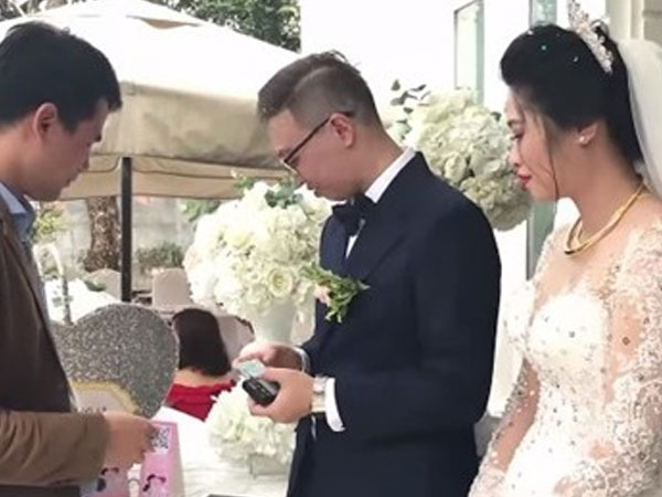 Đám cưới thời công nghệ, quẹt thẻ thay phong bì: Thiệp hồng trao tay, 'quẹt ngay vài lít' xôn xao MXH hôm nay