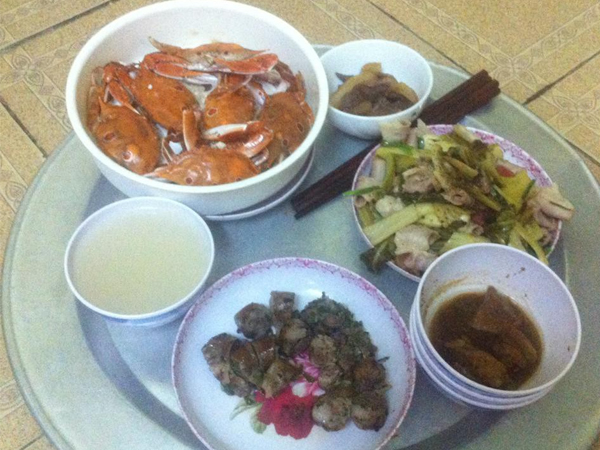Đăng lên mạng chê mâm cơm vợ nấu 'không nuốt nổi', anh chồng bị cả hội chị em xông vào mắng mỏ