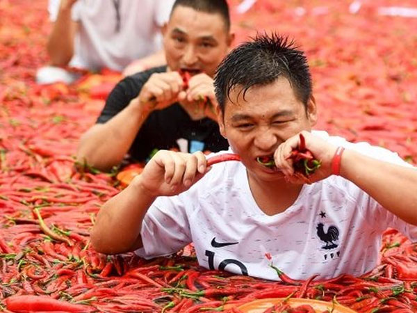 Xơi hết 50 trái ớt cay xè trong vòng 68 giây