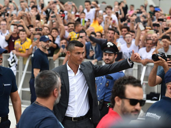 10.000 CĐV Juventus đón Ronaldo