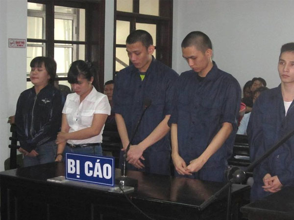 2 chị em hầu tòa vì chơi ma túy