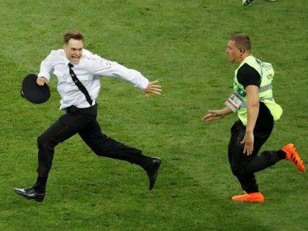 Ban nhạc Nga nhận trách nhiệm vụ 4 người chạy vào sân trận chung kết World Cup 2018