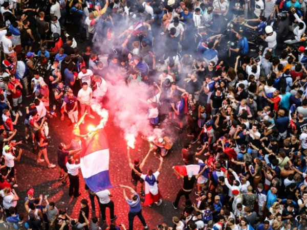 Bạo lực, cướp bóc làm xấu mặt tiệc mừng Pháp vô địch World Cup