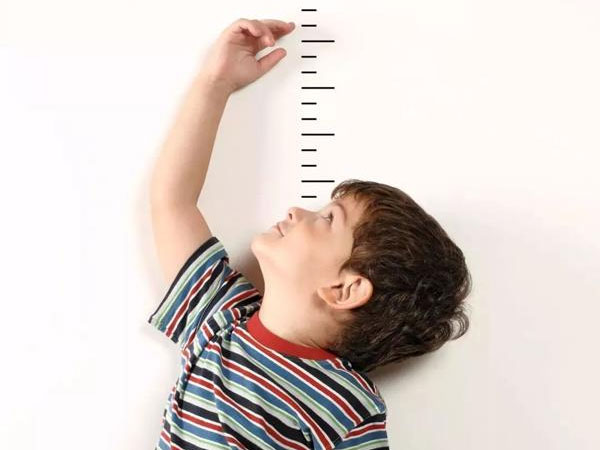 Bé trai 9 tuổi đã mọc râu: 5 thực phẩm cha mẹ hay cho trẻ ăn khiến dậy thì sớm