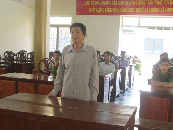 Chồng tạt axit đậm đặc lên người vợ và cháu ngoại vì không chịu về nhà