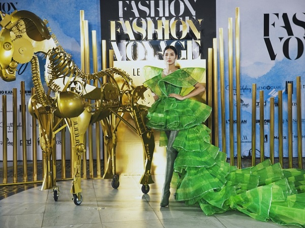 Hoa hậu H'Hen Niê kích động liên tục hò hét cổ vũ cho Hoàng Thùy trình diễn catwalk