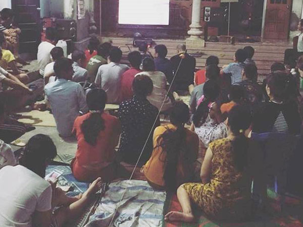 Màn 'chia phe' cực dễ thương của các CĐV làng quê trong trận chung kết World Cup đêm qua khiến dân mạng cười ngặt nghẽo