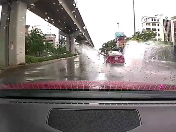 Nỗi lòng đi xe máy mùa mưa: Không sợ mưa như trút nước, chỉ sợ ô tô phóng nhanh tạt nước bẩn lên người