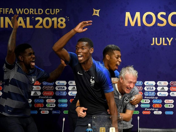 Pogba quậy tung, HLV Deschamps ướt sũng trong phòng họp báo
