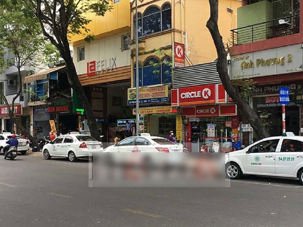 Trùng trùng điệp điệp taxi giả chia 'lãnh địa' chặt chém ở Sài Gòn